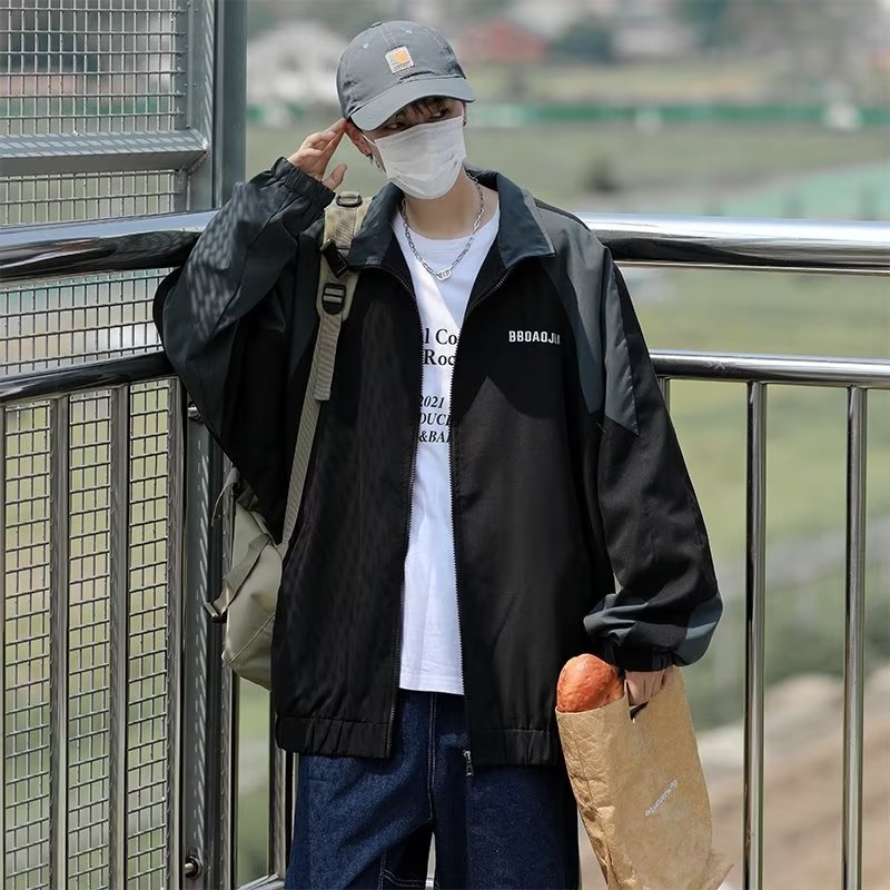 Muška jakna u Hong Kong wind stilu – stojeći ovratnik, zip zatvarač, trodimenzionalne džepove, šavovi u stilu kolaža; vanjski materijal pamuk–poliesterska smjesa