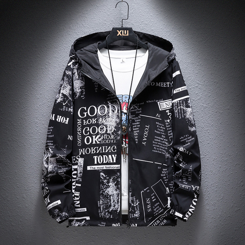 Kapucnis dzseki, cipzáras záródás, bő szabású, poliészter keverék anyagból, poliészter bélés, tavasz–ősz viselethez