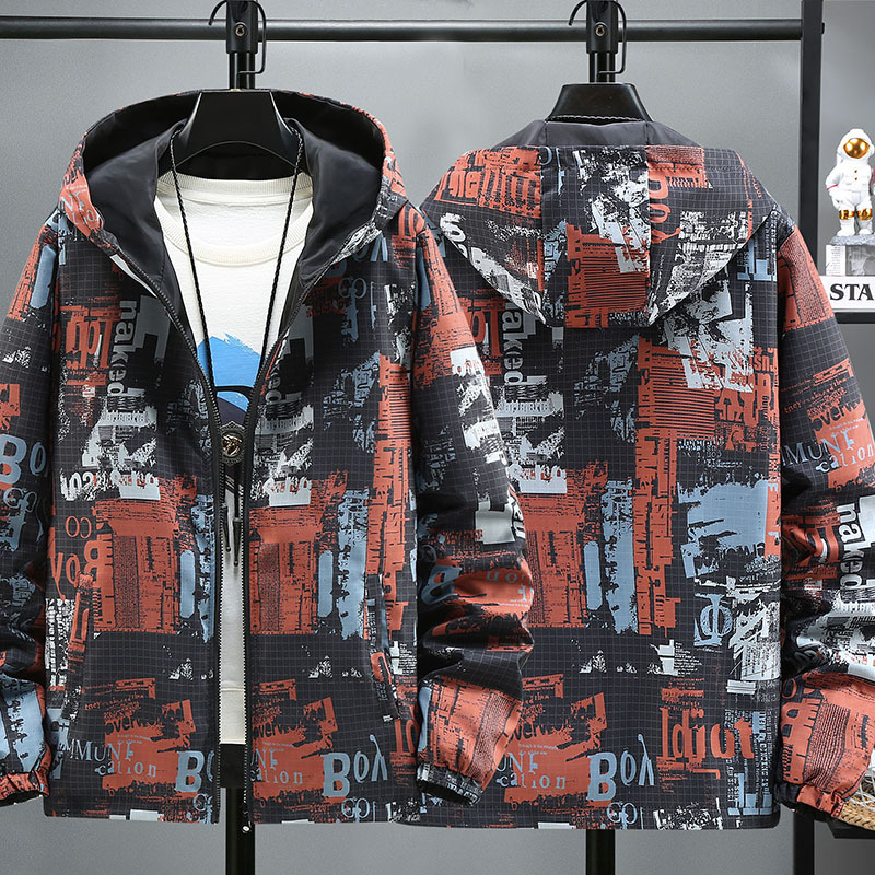 Kapucnis dzseki, cipzáras záródás, bő szabású, poliészter keverék anyagból, poliészter bélés, tavasz–ősz viselethez