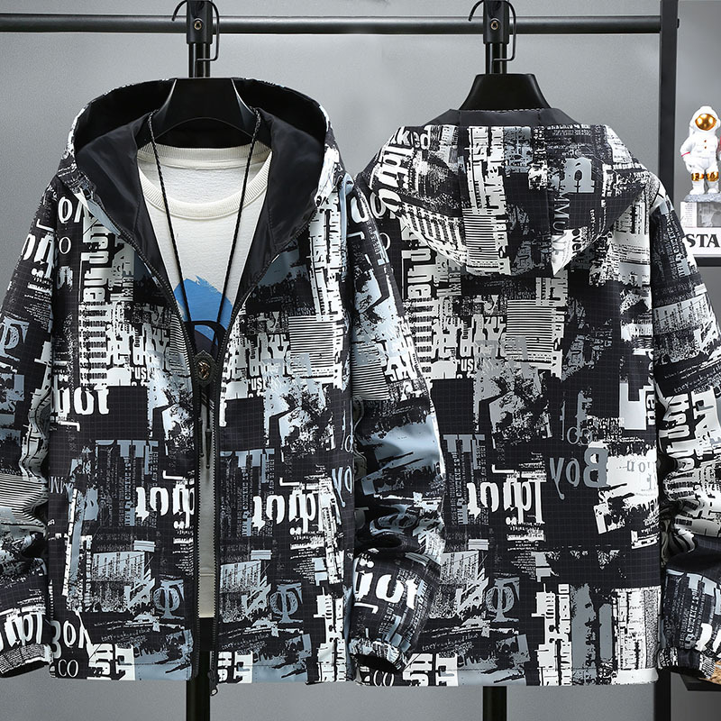 Kapucnis dzseki, cipzáras záródás, bő szabású, poliészter keverék anyagból, poliészter bélés, tavasz–ősz viselethez