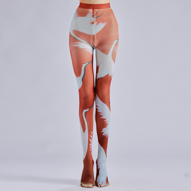 Sametové pančuchy s vintage motívmi — ručne kreslené zvieracie a mitické motívy; 90–95% polyester; stredná hrúbka; s nohami