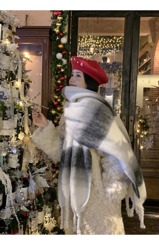 Šal od mohaira s poliesterskom smesom; zadržava toplinu zimi; dugačak, svestran za uredski stil.