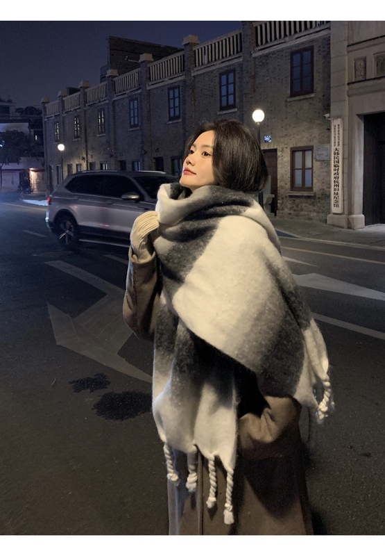 Šal od mohaira s poliesterskom smesom; zadržava toplinu zimi; dugačak, svestran za uredski stil.