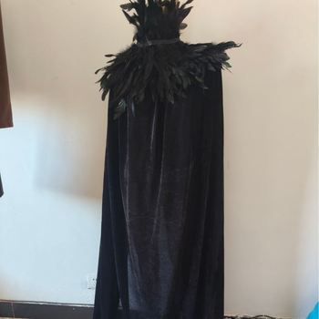Ogrtač s perjem – unisex; krzno; crepe tkanina; monokromno; ručno oslikano