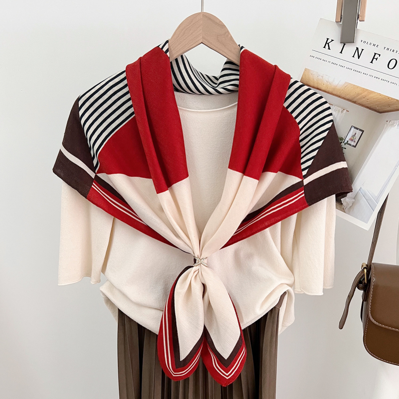 Poliészter négyszögletes sál, warp-kötés, 2025 tavaszi divatkiegészítő (polyeszter rost • warp kötés • 2025 tavasz • városi stílus)