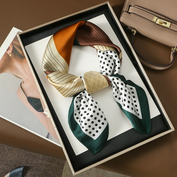 Квадратен шал от сатен полиестер със геометрични линии и точков цветен блок