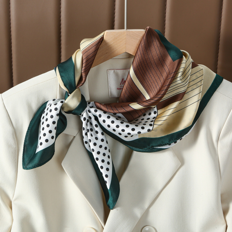 Квадратен шал от сатен полиестер със геометрични линии и точков цветен блок