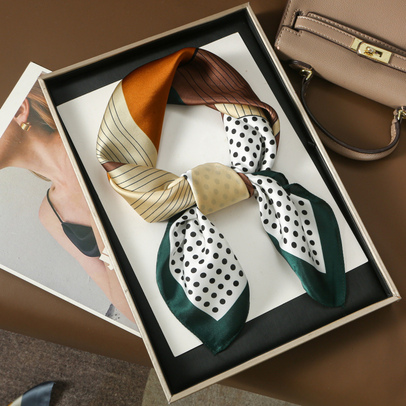 Квадратен шал от сатен полиестер със геометрични линии и точков цветен блок