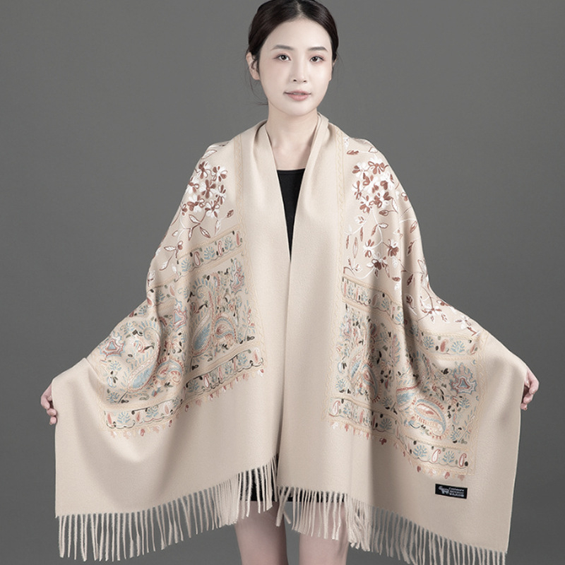 Női téli kendő-köpeny szintetikus kasmírból, meleg külső ruházat hímzéssel, twill szövés, warp kötés