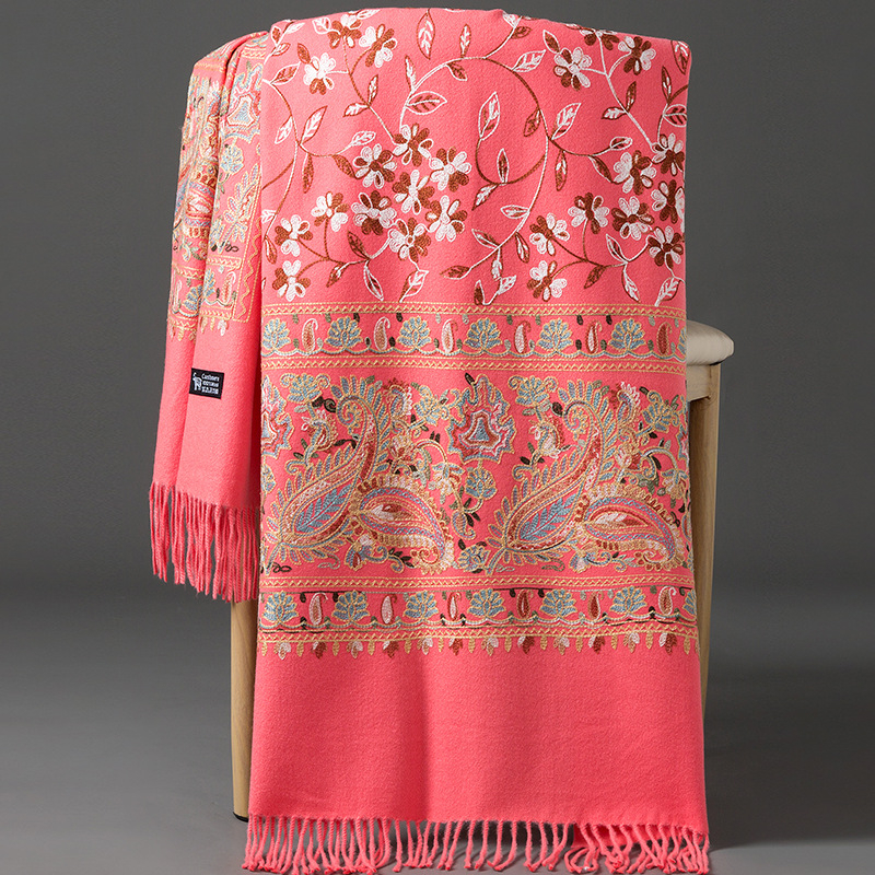 Női téli kendő-köpeny szintetikus kasmírból, meleg külső ruházat hímzéssel, twill szövés, warp kötés