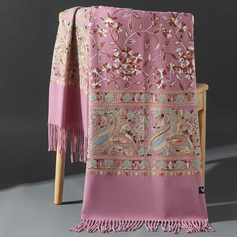 Női téli kendő-köpeny szintetikus kasmírból, meleg külső ruházat hímzéssel, twill szövés, warp kötés