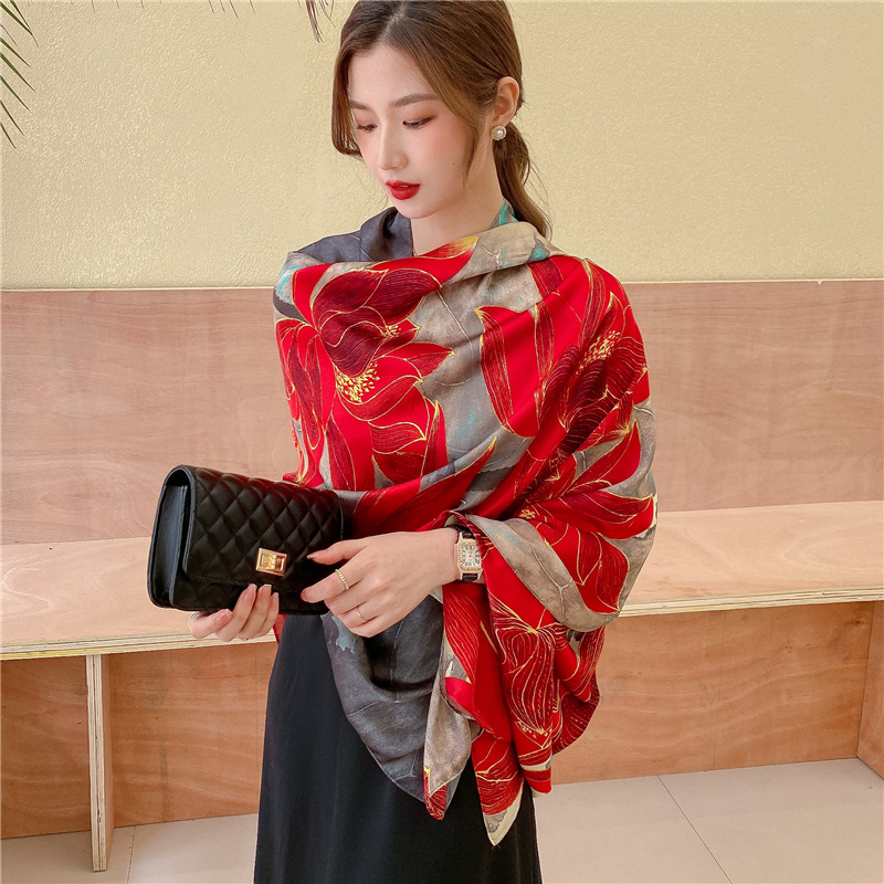 Poliészter sál nyárra, dekoratív napvédő funkcióval, sima szövés