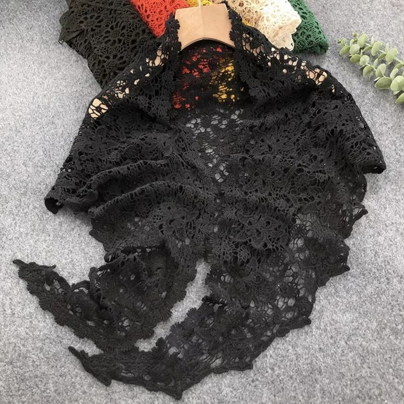 Pamut csipkés háromszög sál hímzéssel, warp-technikával — napsugárvédő sál nőknek, egész éves viselet