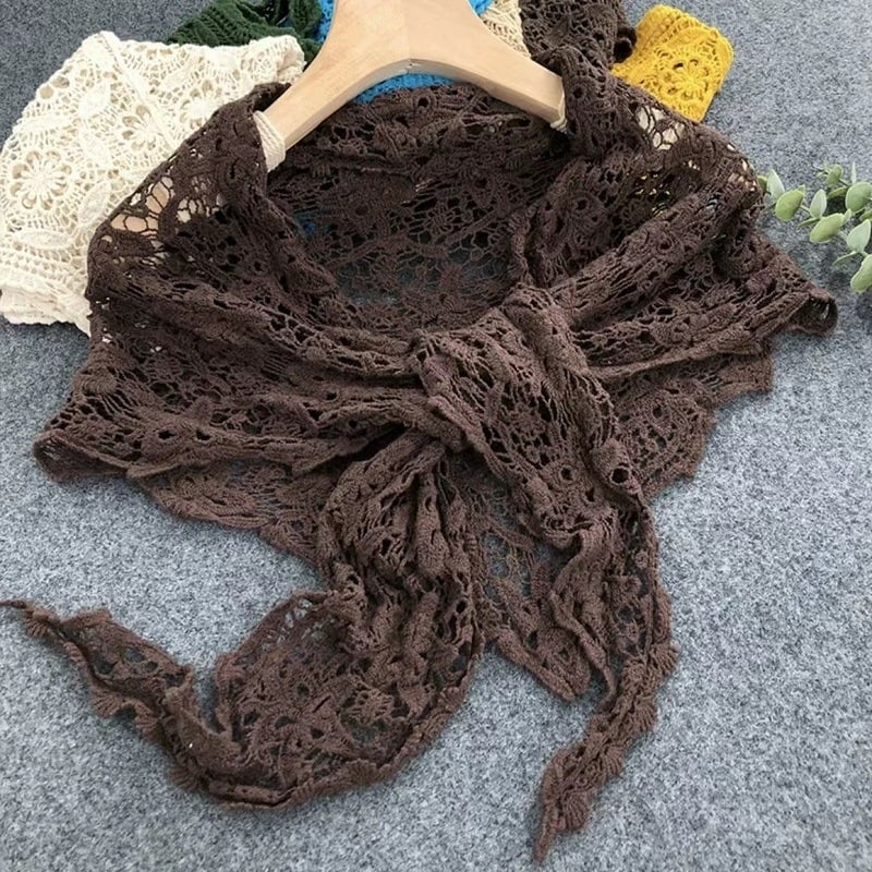 Pamut csipkés háromszög sál hímzéssel, warp-technikával — napsugárvédő sál nőknek, egész éves viselet