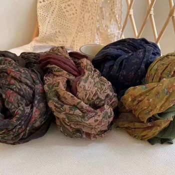 Pamut és len keverék sál, 51–60% pamut tartalom, apró virágos mintázat, irodalmi retro stílus, meleg, védelem a nap és por ellen, 2024 ősz kollekció