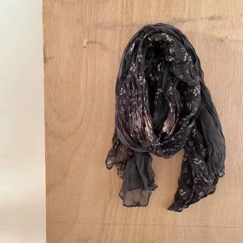 Pamut és len keverék sál, 51–60% pamut tartalom, apró virágos mintázat, irodalmi retro stílus, meleg, védelem a nap és por ellen, 2024 ősz kollekció