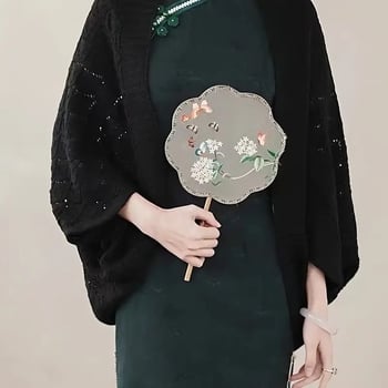 Șal-cardigan cu decor inspirat de o rochie chinezească — poliester, tricot warp, jacquard, funcție decorativă