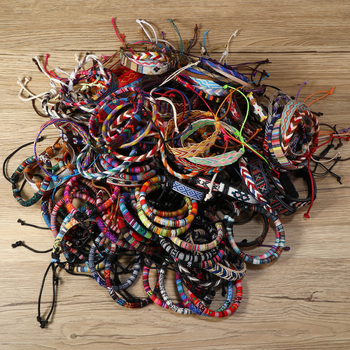 Uniszex zsinóros karkötő — kézzel készített bohem-minimalista stílus, 2024 tavasz