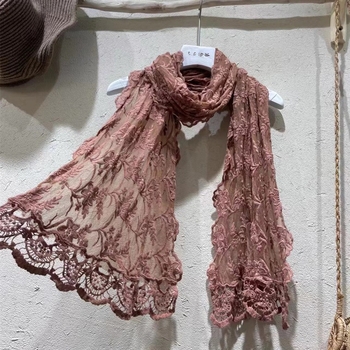Šal od prorezane čipke s 3D cvijećem; warp-knit; pamuk 61–70%; zaštita od sunca; za četiri sezone