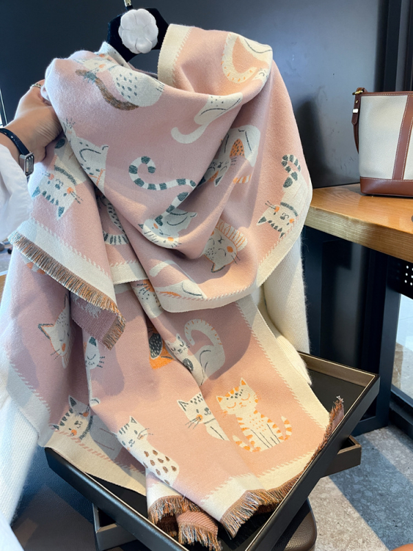 Kétoldalas műkasmír sál, warp-kötésű; 100% poliészter; meleg télre; háromdimenziós macskamintával.