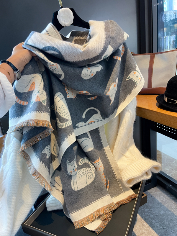 Kétoldalas műkasmír sál, warp-kötésű; 100% poliészter; meleg télre; háromdimenziós macskamintával.