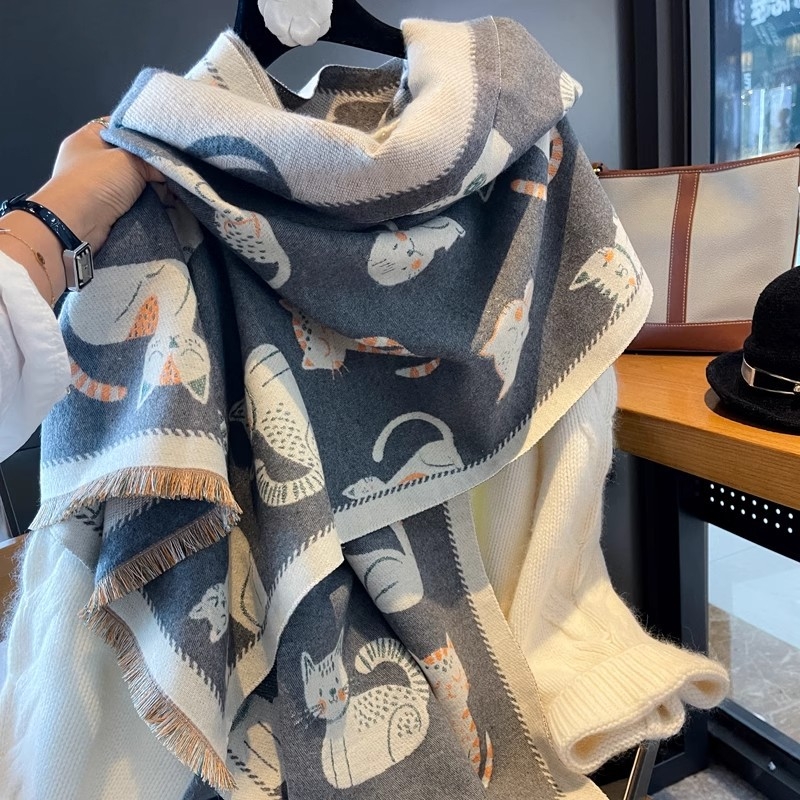 Kétoldalas műkasmír sál, warp-kötésű; 100% poliészter; meleg télre; háromdimenziós macskamintával.