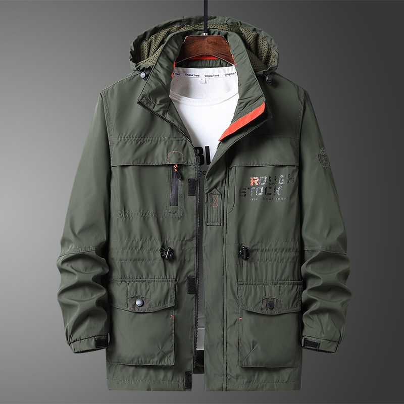 Muška zimska jakna s kapuljom, otporna na vjetar, baršunastom podstavom, srednje duljine, zatvarač.