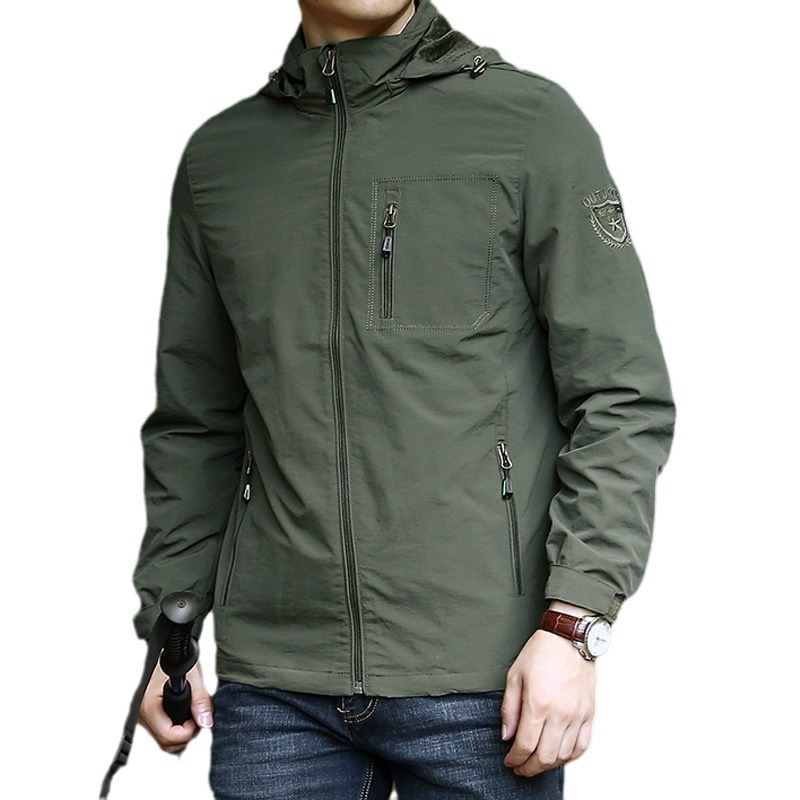 Férfi könnyű kültéri kabát, állógalléros, kapucnival, cipzárral, több zsebbel, tavasz–őszre