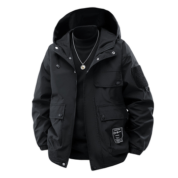 Férfi munkás kabát kapucnival – szélvédett és vízálló; anyag: poliészter keverék; bélés: poliészter; záródás: cipzár