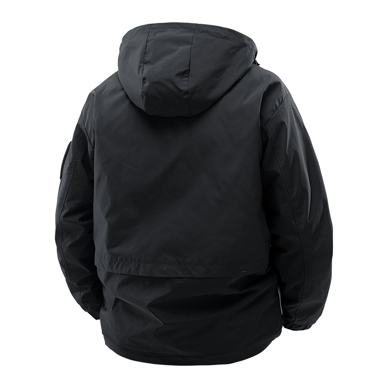 Férfi munkás kabát kapucnival – szélvédett és vízálló; anyag: poliészter keverék; bélés: poliészter; záródás: cipzár