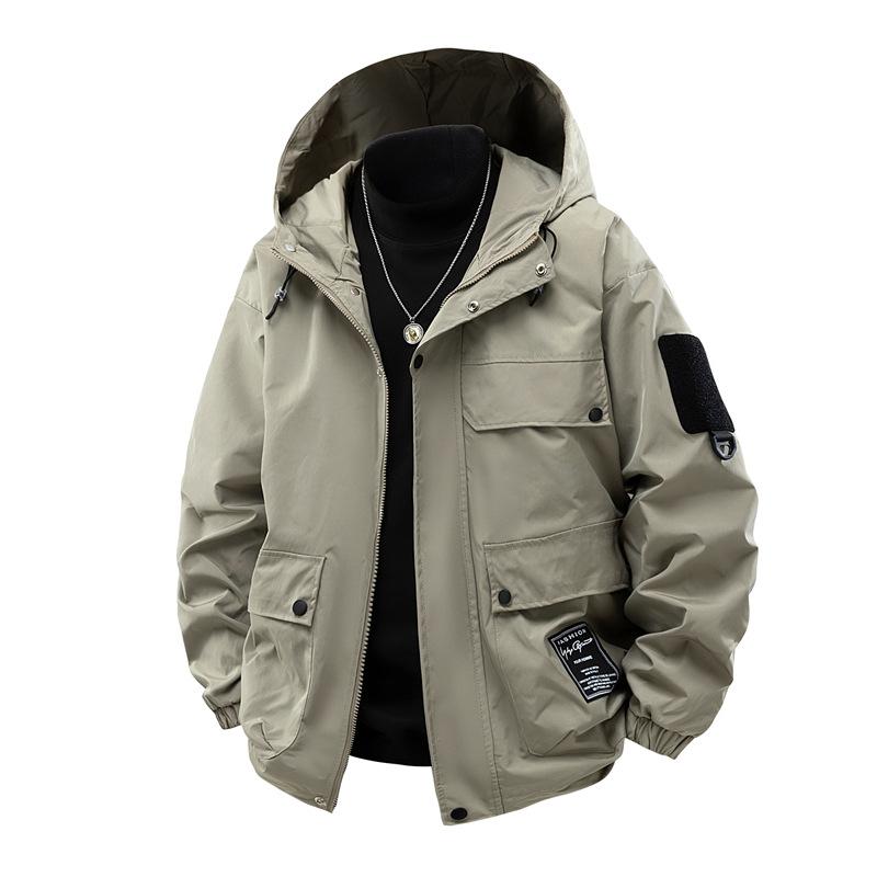 Férfi munkás kabát kapucnival – szélvédett és vízálló; anyag: poliészter keverék; bélés: poliészter; záródás: cipzár