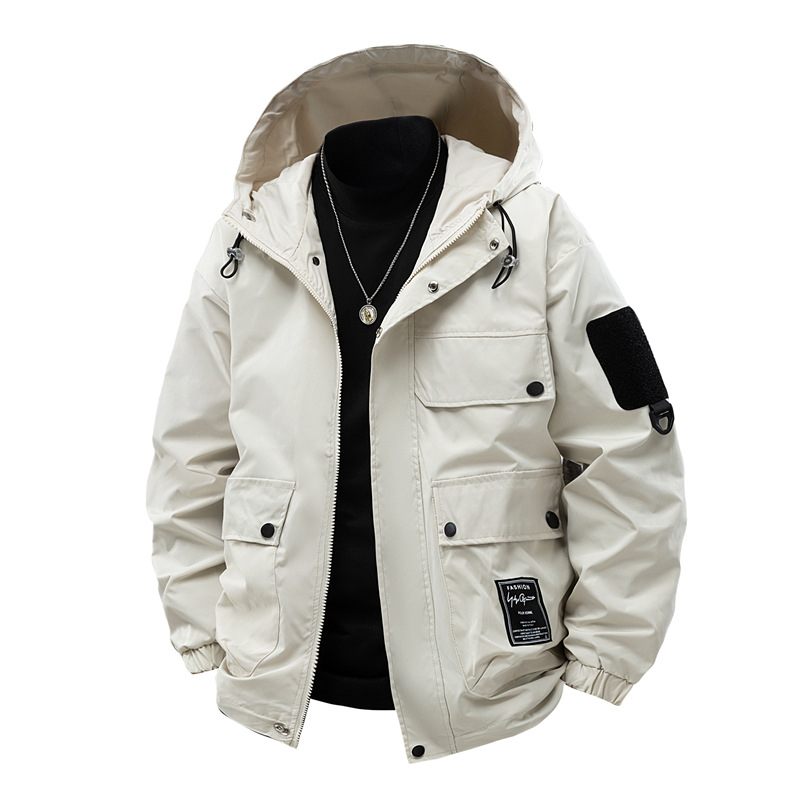 Férfi munkás kabát kapucnival – szélvédett és vízálló; anyag: poliészter keverék; bélés: poliészter; záródás: cipzár