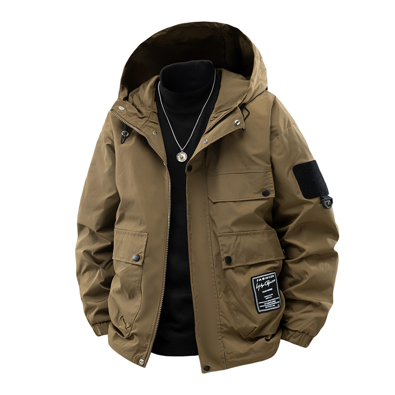 Férfi munkás kabát kapucnival – szélvédett és vízálló; anyag: poliészter keverék; bélés: poliészter; záródás: cipzár