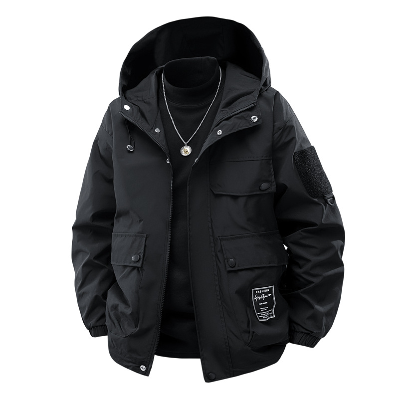 Férfi munkás kabát kapucnival – szélvédett és vízálló; anyag: poliészter keverék; bélés: poliészter; záródás: cipzár