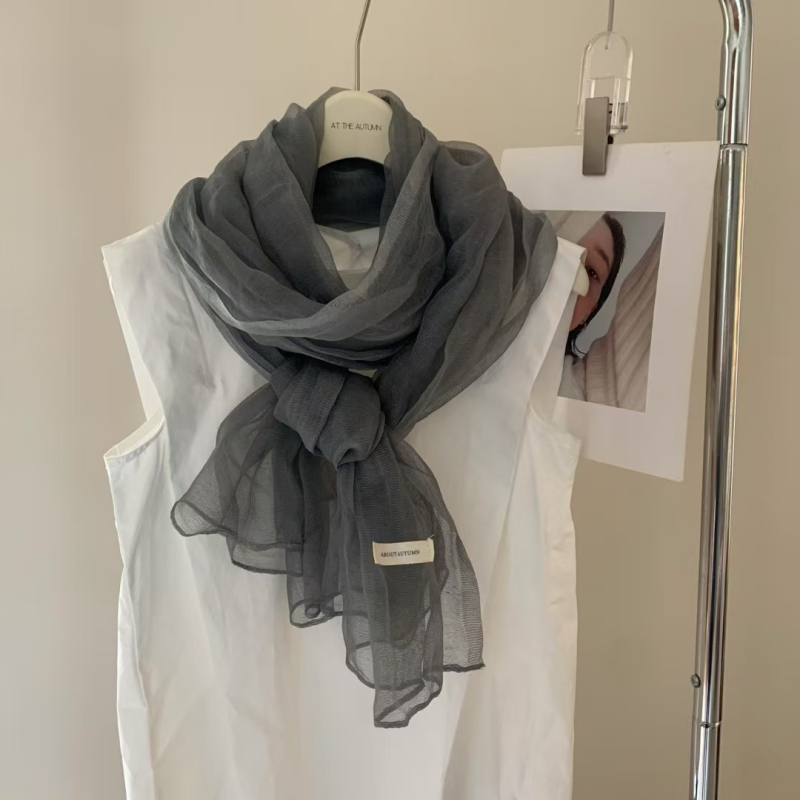 Φουλάρι από συνθετικό μετάξι – καλοκαίρι, πολυεστέρας, ύφανση απλή, εκτύπωση και βαφή tie-dye, λογοτεχνικό ρετρό στυλ (Άνοιξη 2025)