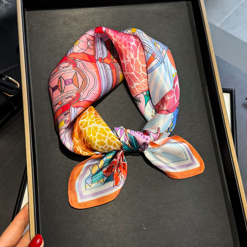 Γυναικείος φουλάρι από μετάξι, τετράγωνο σχήμα, σατέν ύφανση, εκτύπωση, συλλογή άνοιξη-καλοκαίρι 2025