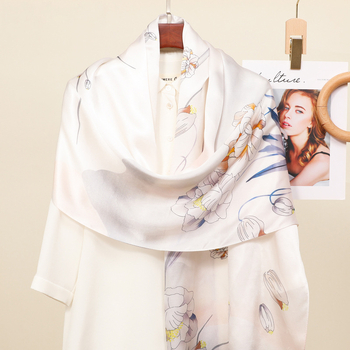 Μακρύ μεταξωτό σατέν φουλάρι – καλοκαιρινή μόδα, πολυτελής αίσθηση, ευέλικτο αξεσουάρ