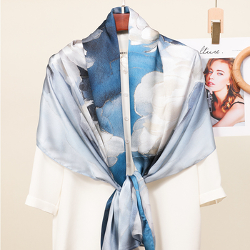 Μακρύ μεταξωτό σατέν φουλάρι – καλοκαιρινή μόδα, πολυτελής αίσθηση, ευέλικτο αξεσουάρ