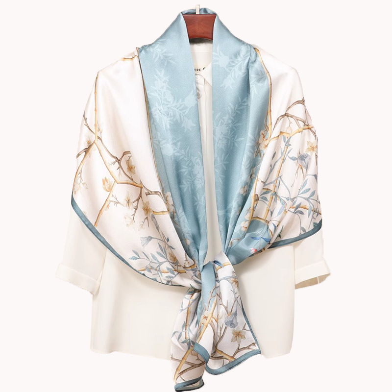 Μακρύ μεταξωτό σατέν φουλάρι – καλοκαιρινή μόδα, πολυτελής αίσθηση, ευέλικτο αξεσουάρ