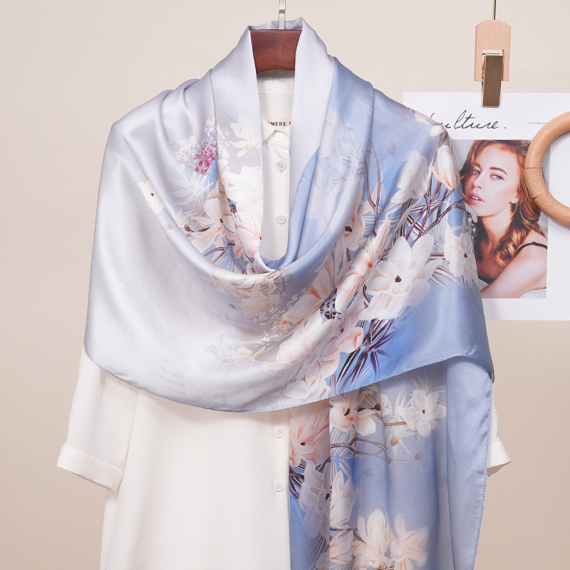 Μακρύ μεταξωτό σατέν φουλάρι – καλοκαιρινή μόδα, πολυτελής αίσθηση, ευέλικτο αξεσουάρ