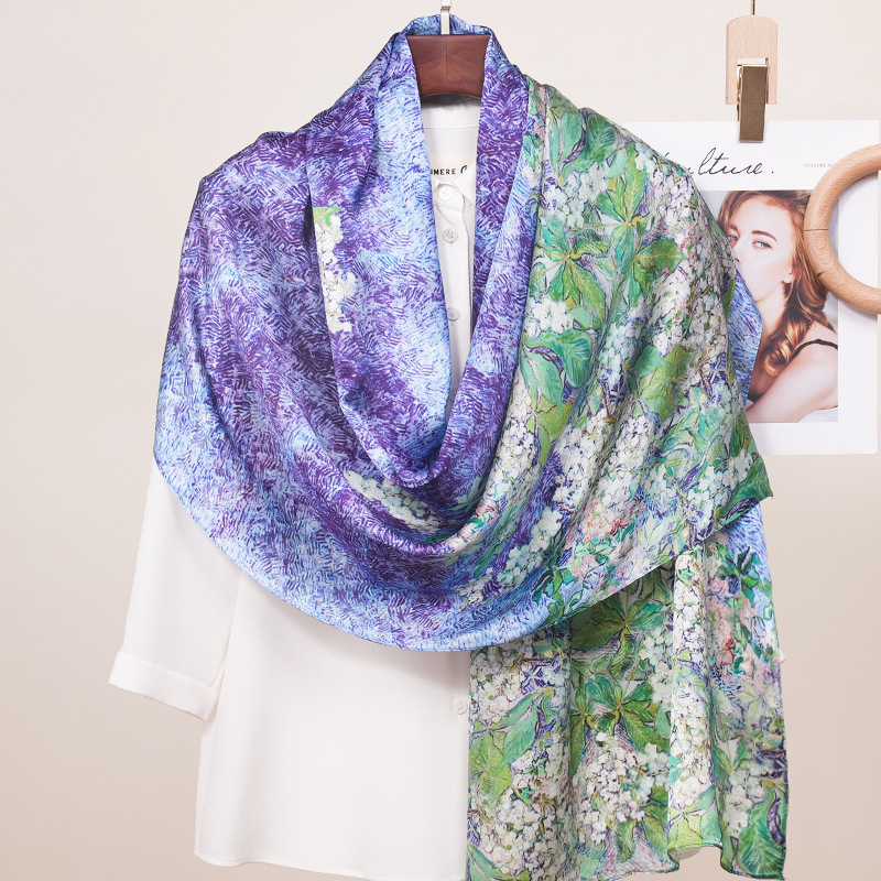 Μακρύ μεταξωτό σατέν φουλάρι – καλοκαιρινή μόδα, πολυτελής αίσθηση, ευέλικτο αξεσουάρ