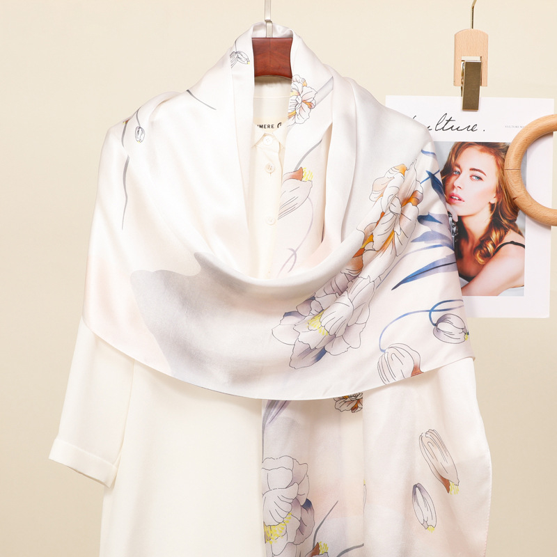 Μακρύ μεταξωτό σατέν φουλάρι – καλοκαιρινή μόδα, πολυτελής αίσθηση, ευέλικτο αξεσουάρ