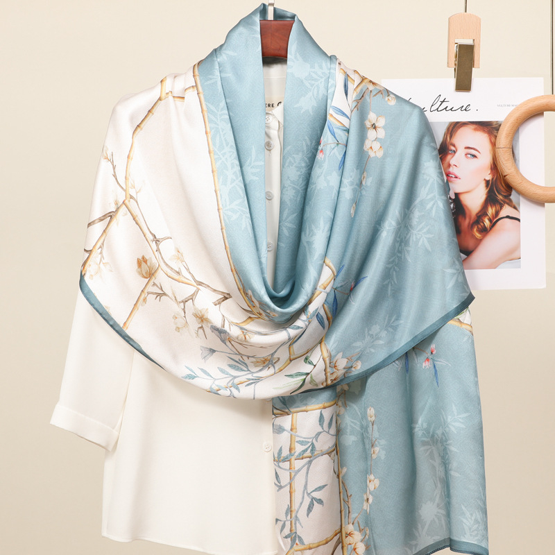 Μακρύ μεταξωτό σατέν φουλάρι – καλοκαιρινή μόδα, πολυτελής αίσθηση, ευέλικτο αξεσουάρ