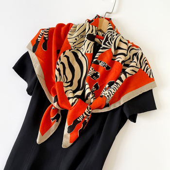 Μεταξωτό φουλάρι με σχέδιο herringbone και εκτύπωση ζέμπρα, plain weave, συλλογή καλοκαίρι 2025, ευέλικτο και αξεσουάρ υψηλής ποιότητας.