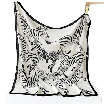 Μεταξωτό φουλάρι με σχέδιο herringbone και εκτύπωση ζέμπρα, plain weave, συλλογή καλοκαίρι 2025, ευέλικτο και αξεσουάρ υψηλής ποιότητας.