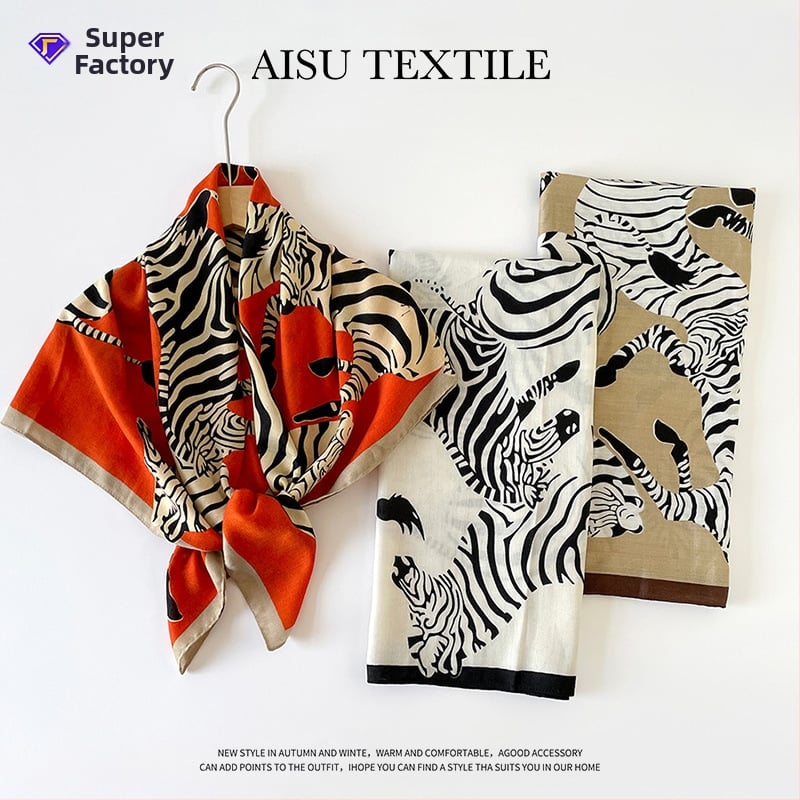 Μεταξωτό φουλάρι με σχέδιο herringbone και εκτύπωση ζέμπρα, plain weave, συλλογή καλοκαίρι 2025, ευέλικτο και αξεσουάρ υψηλής ποιότητας.