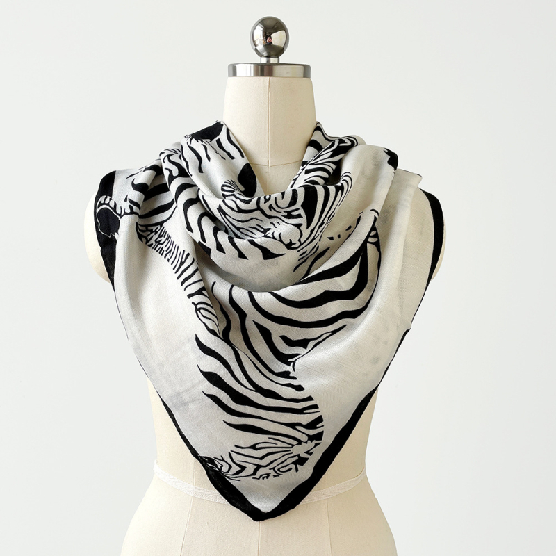 Μεταξωτό φουλάρι με σχέδιο herringbone και εκτύπωση ζέμπρα, plain weave, συλλογή καλοκαίρι 2025, ευέλικτο και αξεσουάρ υψηλής ποιότητας.