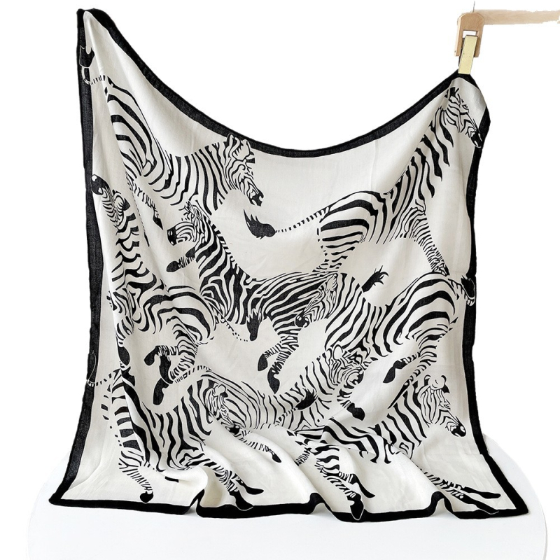 Μεταξωτό φουλάρι με σχέδιο herringbone και εκτύπωση ζέμπρα, plain weave, συλλογή καλοκαίρι 2025, ευέλικτο και αξεσουάρ υψηλής ποιότητας.