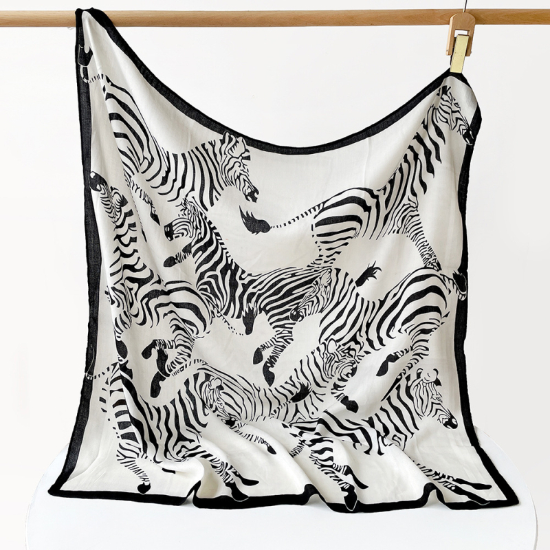 Μεταξωτό φουλάρι με σχέδιο herringbone και εκτύπωση ζέμπρα, plain weave, συλλογή καλοκαίρι 2025, ευέλικτο και αξεσουάρ υψηλής ποιότητας.