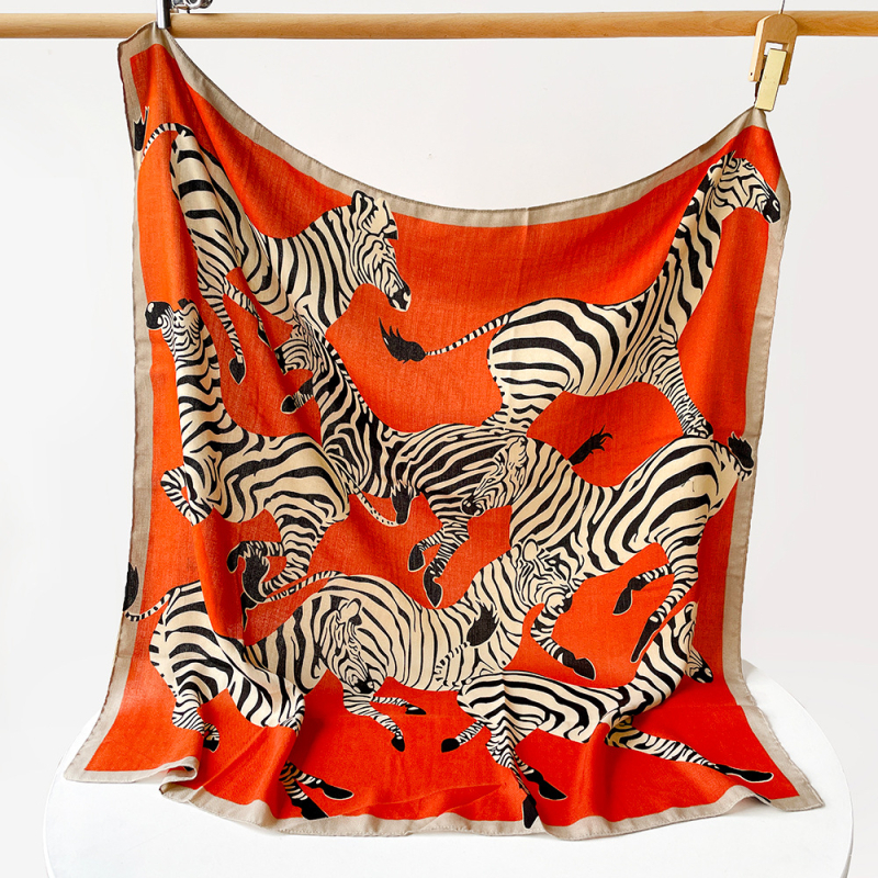 Μεταξωτό φουλάρι με σχέδιο herringbone και εκτύπωση ζέμπρα, plain weave, συλλογή καλοκαίρι 2025, ευέλικτο και αξεσουάρ υψηλής ποιότητας.